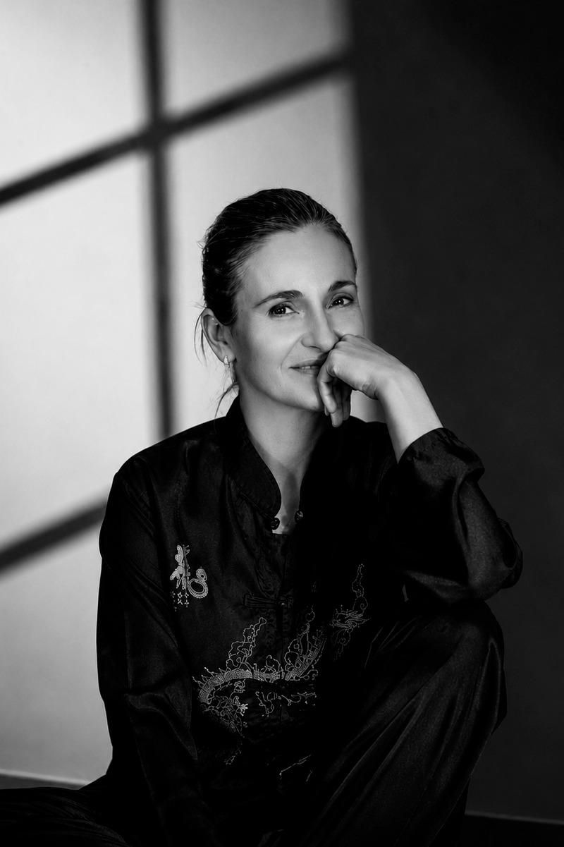 Loly Vázquez sentada, con traje negro de Tai Chi